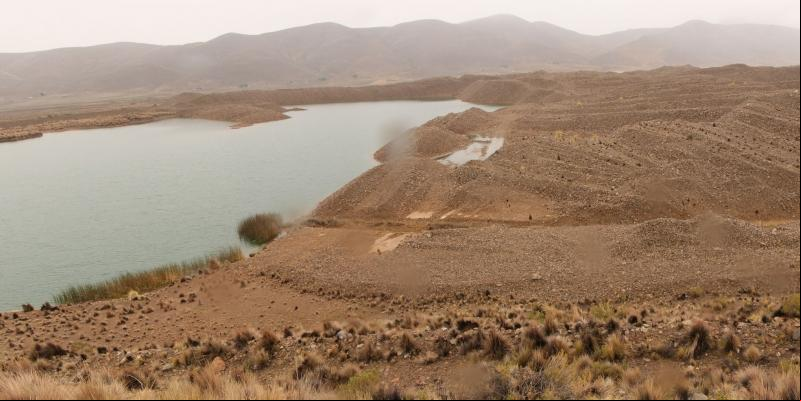 Toneladas de desechos mineros, que se extienden por kilómetros, han enterrado y deformado la cuenca del río Pazña. Foto: Andrés Ángel / AIDA.