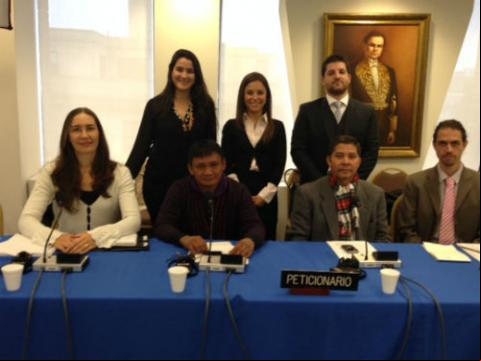 Foto: Josías y Alaíde junto con parte del equipo legal de AIDA y representantes de organizaciones de la sociedad civil de Brasil. Crédito: Andrew Miller/Amazon Watch.