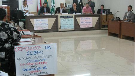 Photo: Signs of protest at a city meeting on Belo Monte. Credit: María José Veramendi
