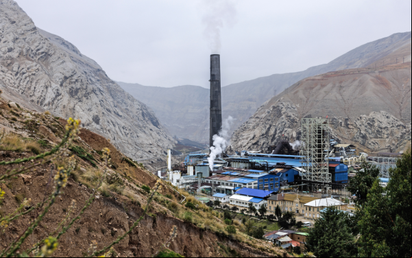 La chimenea de la fundición de metales de La Oroya
