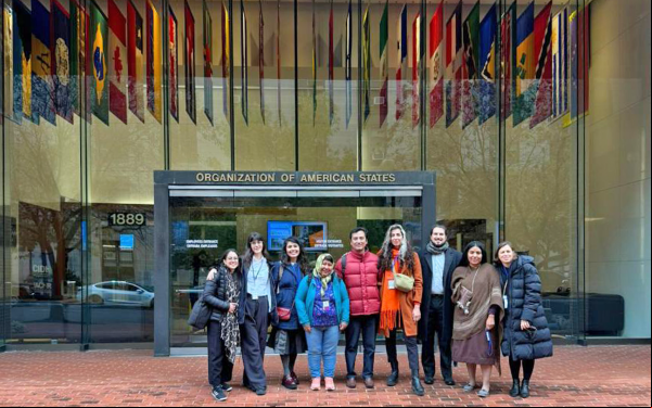 un grupo de personas frente al CIDH en Washington DC