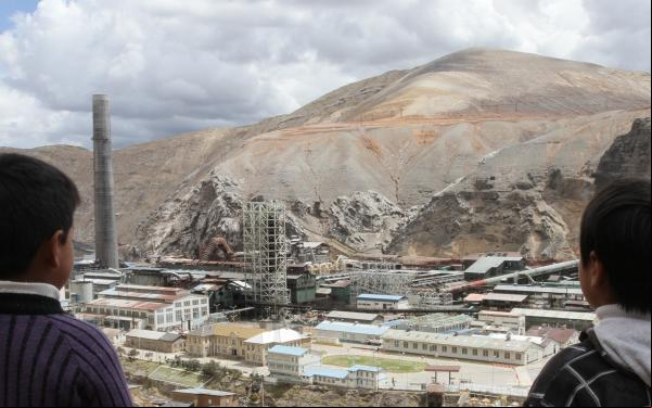 Dos niños ven el Complejo Metalúrgico de La Oroya en Perú