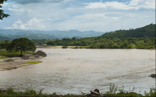 Aguas turbias del río Motagua en Guatemala