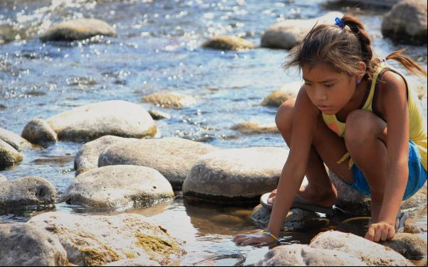 Niña indígena juega en el río San Pedro Mezquital, México
