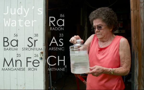 Foto: Judy Eckert, residente de Pennsylvania y vecina de un pozo de fracking, sostiene agua contaminada con arsénico extraída de su pozo privado. Crédito: Public Herald/Creative Commons.
