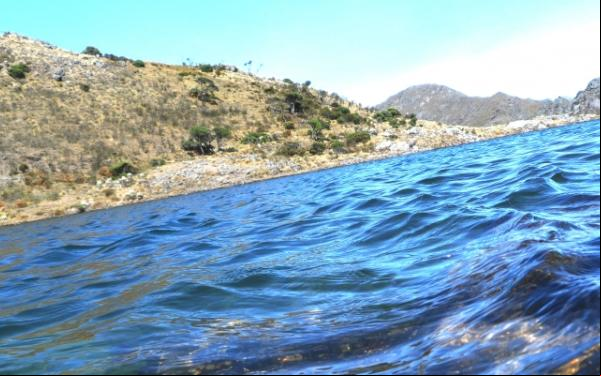 Lago de agua cristalina en el páramo de Santurbán.