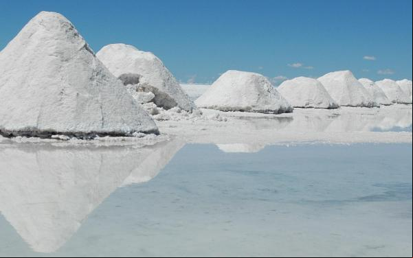 Montones de sal en el salar de Uyuni, Bolivia