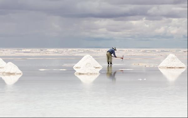 Cosecha de sal en el Salar de Uyuni, Bolivia